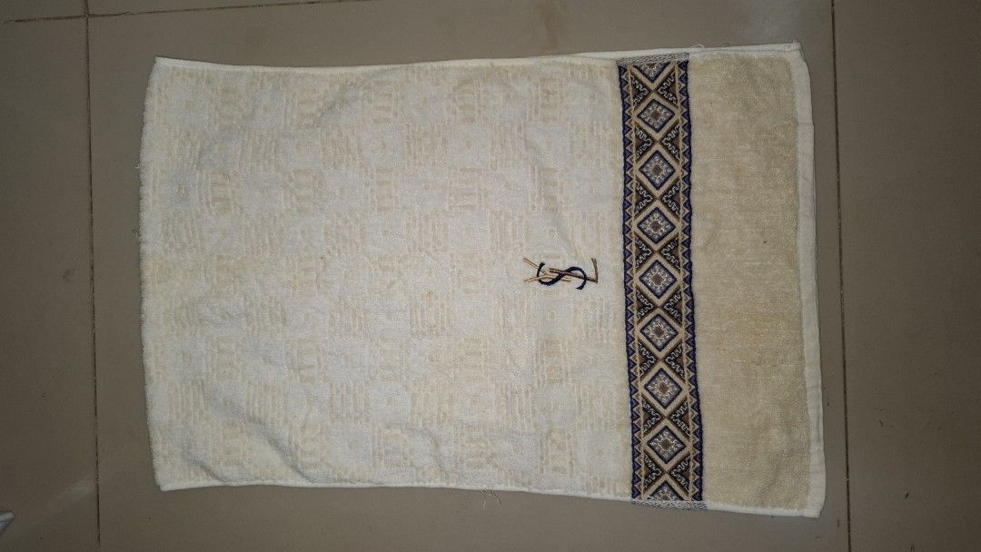 Ysl Yves Saint Laurent (Category: Luxury Apparel) located in Coron. Submitted by sirizchoice (Listing ID 1398550617, Image 2). Description: Bawal sa maarte! Manage your expectations! Color may vary due to lightning... All items are well loved and almost unused... Feel free to ask question Price + SF (depending on courier & buyers location) Mode of payment 💸 🔴 GCASH only Please check other items on my profile! 😉 Bags, wallets 👜🎒👝 Shoes 👞👟�