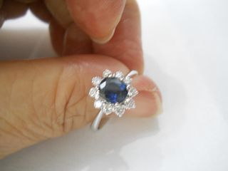 18K白金英皇出品1卡藍寶石伴碎石介子 藍寶有一小痕,肉眼看不到,唔計錢送既,15.5號圈64191060847362110