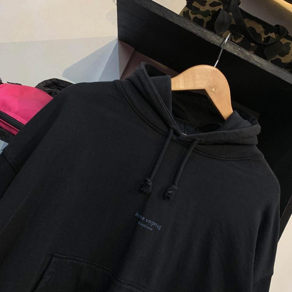 Acne studios Black JOGHY SWEATSHIRT Crop-Size (Category: Others Tops) located in Cainta. Submitted by calumn (Listing ID 1398851387, Image 3). Description: - Acne Studios black hoodie - Drawstring hood - Kangaroo pocket - Subtle Acne Studios logo on chest - 100% cotton -baggy -dimes, 25/22.