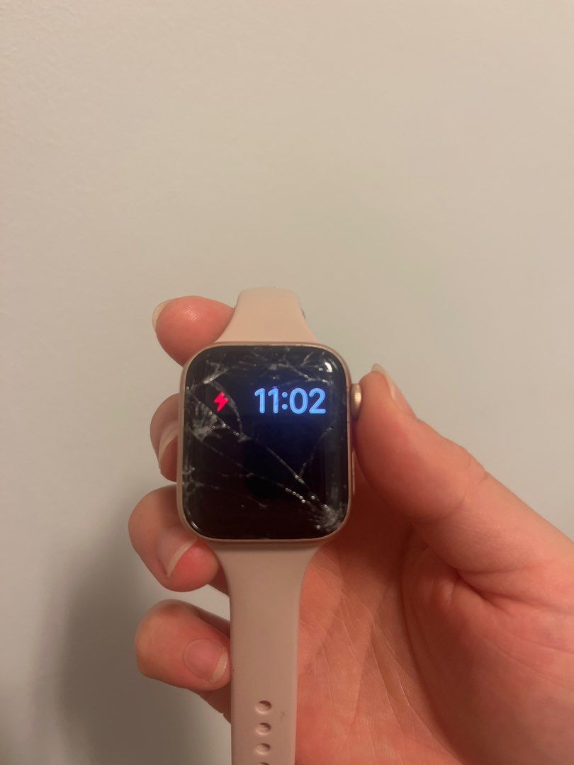 Apple Watch SE Cracked Screen (still working), Mobile Phones