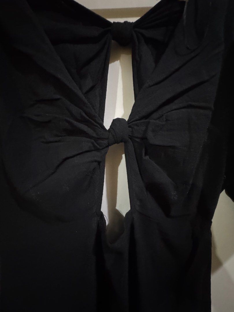 Black Cutout Midi Dress (Category: Dresses) located in Quezon City. Submitted by eo022222 (Listing ID 1398820623, Image 2). Description: - Black midi dress - Unique chest and back cutout design - Short, puffy sleeves - Flattering silhouette - Suitable for night outs, beach trip, and special events.