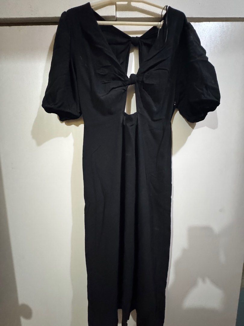 Black Cutout Midi Dress (Category: Dresses) located in Quezon City. Submitted by eo022222 (Listing ID 1398820623, Image 1). Description: - Black midi dress - Unique chest and back cutout design - Short, puffy sleeves - Flattering silhouette - Suitable for night outs, beach trip, and special events.