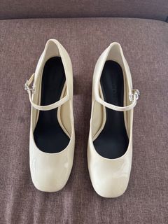 (Category: ) located in . Submitted by freshlypreloved (Listing ID 1398782093, Image 1). Description: .