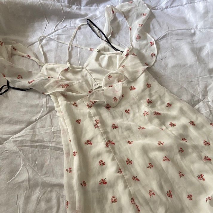 Dainty Floral Mini Dress (Category: Dresses) located in Cavite. Submitted by pompompurines (Listing ID 1398848455, Image 2). Description: - Floral print mini dress - Halter neck with tie details - Button-down front - Fitted bodice - Slightly flared skirt - Lightweight fabric - Versatile style.