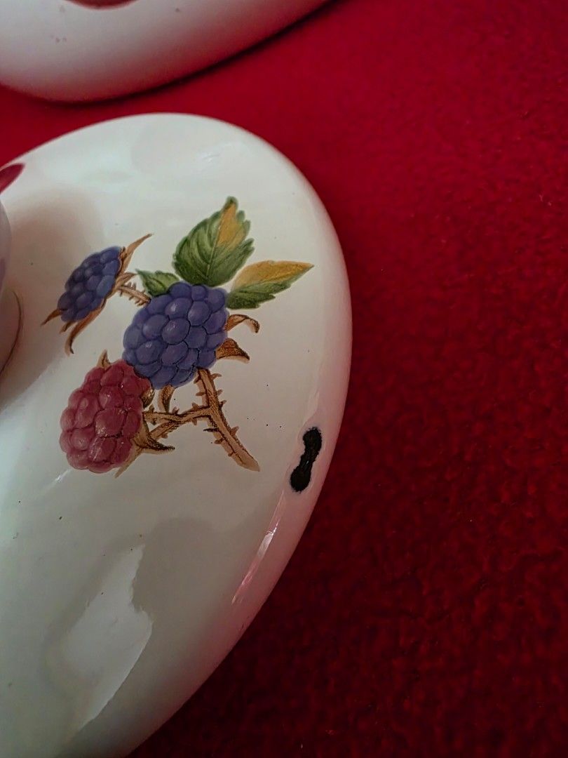Frutas enamel kettle (Category: Coffee & Tea Tableware) located in Los Banos. Submitted by fab_minimalist (Listing ID 1398704551, Image 2). Description: good condition Fruitas Cllection brand a liitle scratch on the lid..