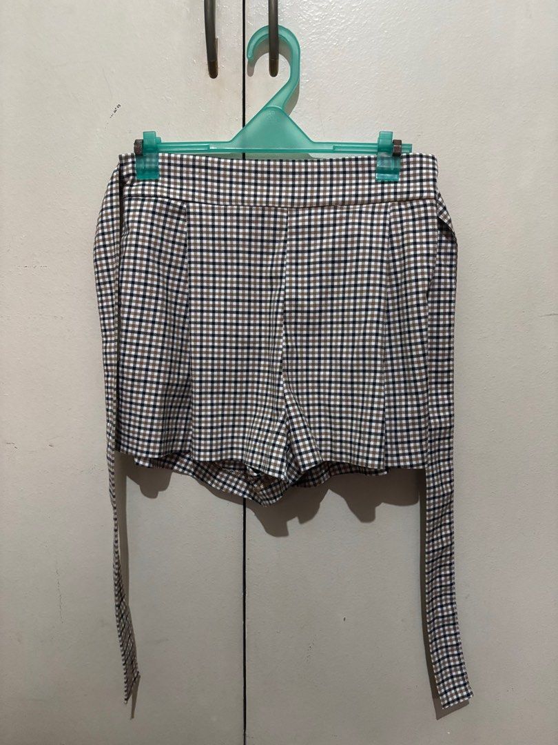 H&M Checkered Shorts (Category: Shorts) located in Manila. Submitted by skyfl4kesdeclutter (Listing ID 1398770872, Image 3). Description: - H&M checkered shorts - High-waisted design - Features a stylish tie detail - Comfortable elastic waistband - Size: EUR 34, UK 6, CN 160/64A.