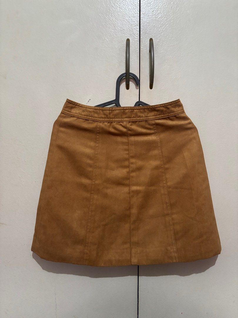 H&M Suede Button-Up Skirt (Category: Skirts) located in Manila. Submitted by skyfl4kesdeclutter (Listing ID 1398770574, Image 3). Description: - H&M suede skirt - Warm brown color - Button-up front - Classic A-line silhouette - Size: EUR 34, US 2, CA 2.