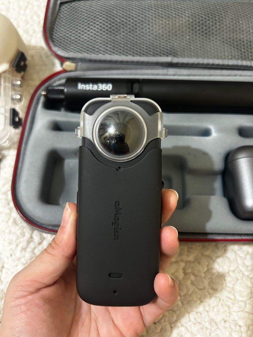 Insta 360 X3 (Category: Cameras) located in San Pedro. Submitted by goldenlandph (Listing ID 1398805975, Image 3). Description: Complete with box and manuals Inclusions: Invisible selfie stick (114cm) 2 rechargeable batteries Dual channel battery charger Diving case Silicon case Tempered glass Acrylic case aMagisn storage carrying bag .
