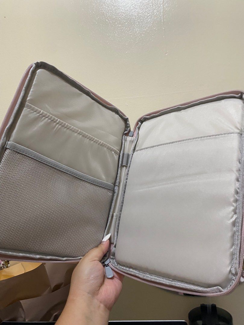 Ipad 10th gen cushion case (Category: Cases & Sleeves) located in Manila. Submitted by saaaaabrina (Listing ID 1398726251, Image 1). Description: Bnew, never used Rfs: too many cases.