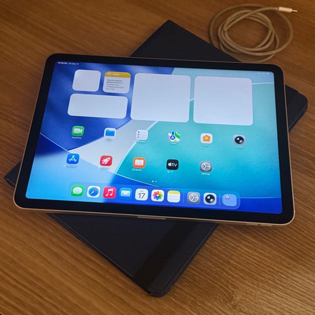 iPad Air 5 5th Gen M1 Starlight generation (Category: iPad) located in Quezon City. Submitted by consoleciety (Listing ID 1398843257, Image 3). Description: —64gb —true tone and touch id work —no history of repair —minor dents and chips on corners since it was used with a magic keyboard —no known scratches on the screen (you may check all you want upon meet up), i removed the tempered glass to make sure —white spot (shown on last pic), unfortunat