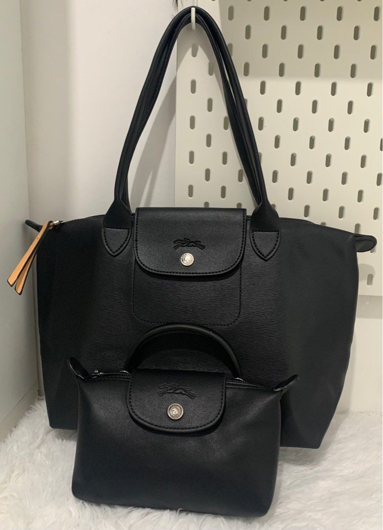 Longchamp Le Pliage Cuir Leather Tote Bag (Category: Luxury Bags & Wallets) located in Manila. Submitted by _girlfinds (Listing ID 1398760955, Image 2). Description: 👜 LONGCHAMP LE PLIAGE CUIR – MEDIUM Where sophistication meets everyday practicality. Crafted from genuine leather, this Longchamp tote is soft, durable, and effortlessly chic — perfect for work, travel, or daily use. ✨ 💎 Material: 100% genuine leather 🔐 Zip closure with snap butt