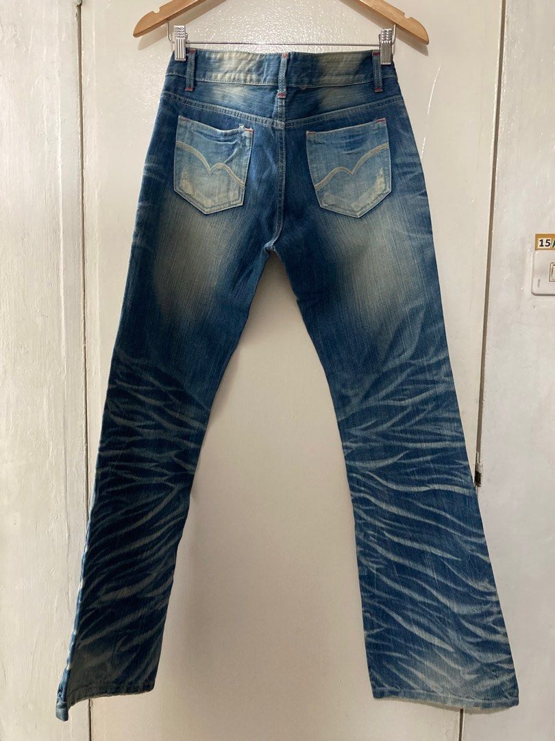 Look at me Low rise Flared Jeans (Category: Jeans) located in Manila. Submitted by _beyyy (Listing ID 1398822124, Image 2). Description: W: 32 in L: 40 in Hard denim No issue Still in really good condition Mom’s preloved ♡ ❌ No when worn photos ⚠️ Has that “closet” smell due to being stored for a long time. NO LP PAYMENT FIRST MOP: Gcash MOD: Lalamove / J&T Shipping fee will be shouldered by the buyer 📍Taguig (near bgc) .