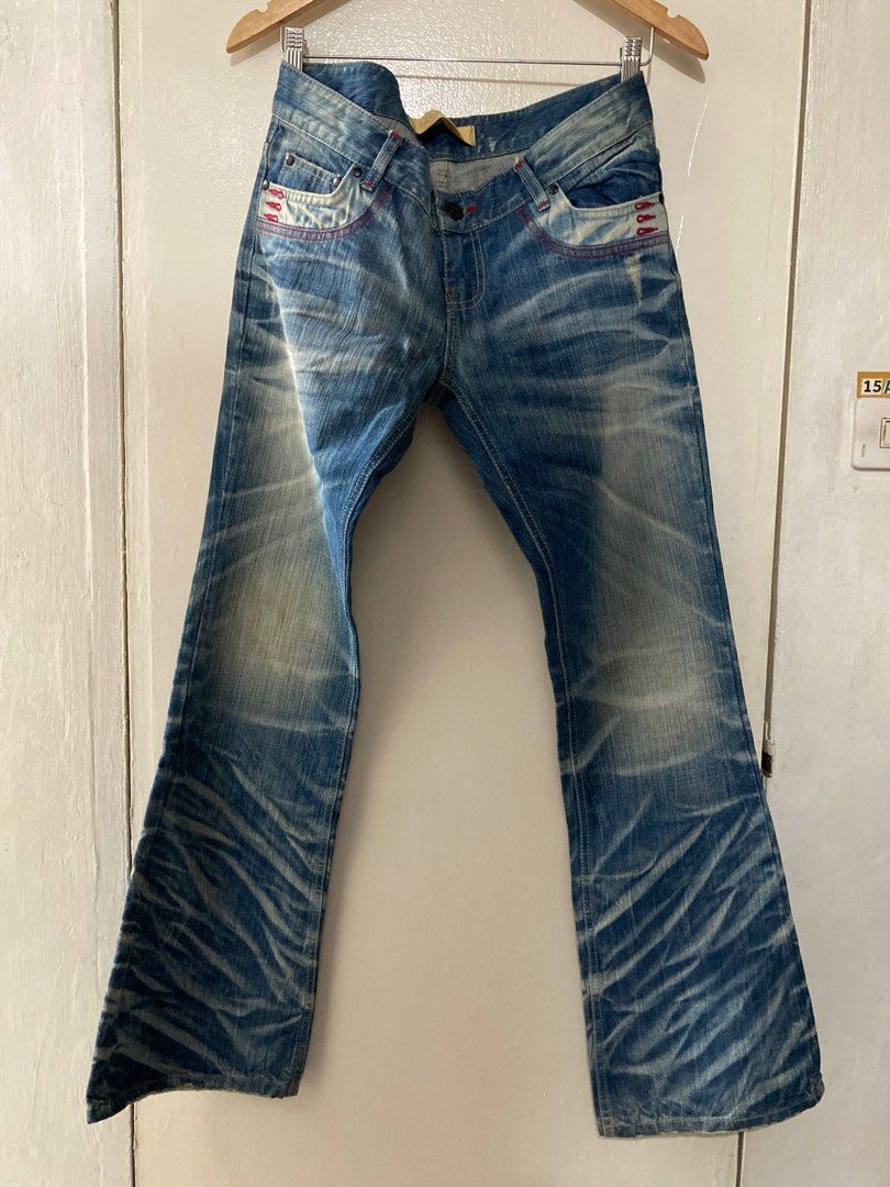 Look at me Low rise Flared Jeans (Category: Jeans) located in Manila. Submitted by _beyyy (Listing ID 1398822124, Image 1). Description: W: 32 in L: 40 in Hard denim No issue Still in really good condition Mom’s preloved ♡ ❌ No when worn photos ⚠️ Has that “closet” smell due to being stored for a long time. NO LP PAYMENT FIRST MOP: Gcash MOD: Lalamove / J&T Shipping fee will be shouldered by the buyer 📍Taguig (near bgc) .