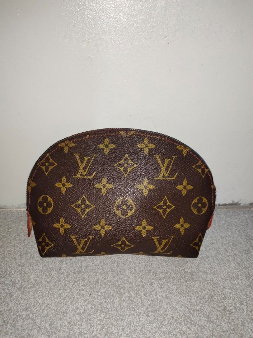 Lv pouch (Category: Luxury Bags & Wallets) located in Tagum. Submitted by janmarion049706 (Listing ID 1398809028, Image 1). Description: Good condition no flaws sign of use only.