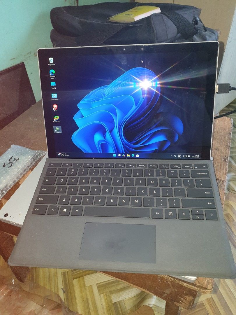 Microsoft Surface Pro 5 i7 16GB RAM (Category: Laptops & Notebooks) located in Makati City. Submitted by avie297 (Listing ID 1398713906, Image 3). Description: - Microsoft Surface Pro 5 - Intel i7-7660U CPU - 16GB RAM - 477GB Storage - Windows 11 - Attached Keyboard - Silver Color touch screen.