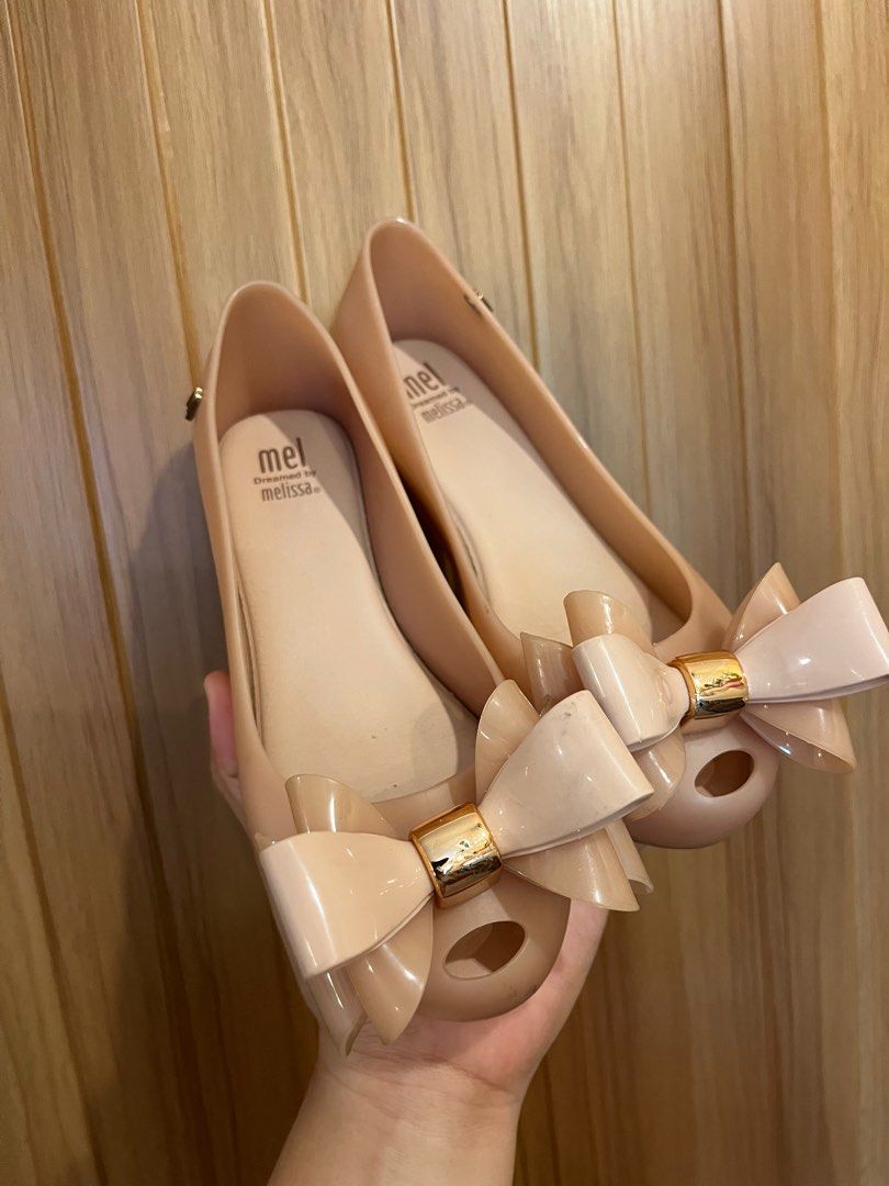 Mini Melissa Bow Shoes (Category: Babies & Kids Fashion) located in Paniqui. Submitted by krestetaaa (Listing ID 1398860308, Image 1). Description: - Nude flats - Bow detail with gold-colored accent - Melissa branded soles - Made of a rubbery material - Strong yummy scent.