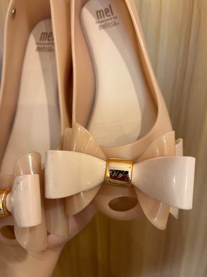 Mini Melissa Bow Shoes (Category: Babies & Kids Fashion) located in Paniqui. Submitted by krestetaaa (Listing ID 1398860308, Image 3). Description: - Nude flats - Bow detail with gold-colored accent - Melissa branded soles - Made of a rubbery material - Strong yummy scent.