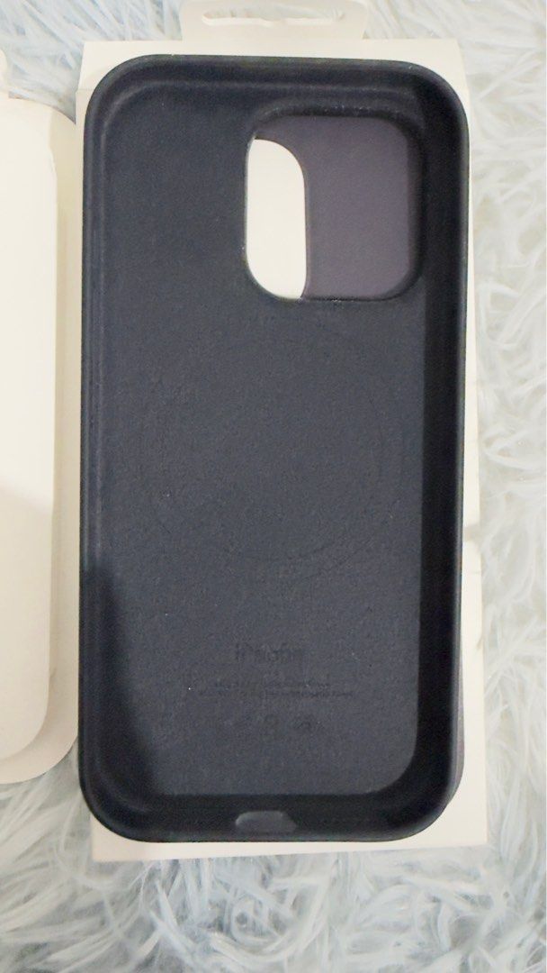Original apple silicone case i phone 16 pro (Category: Cases & Sleeves) located in Lipa City. Submitted by dennis41 (Listing ID 1398823582, Image 3). Description: In good condition No scratches no sign of fading .