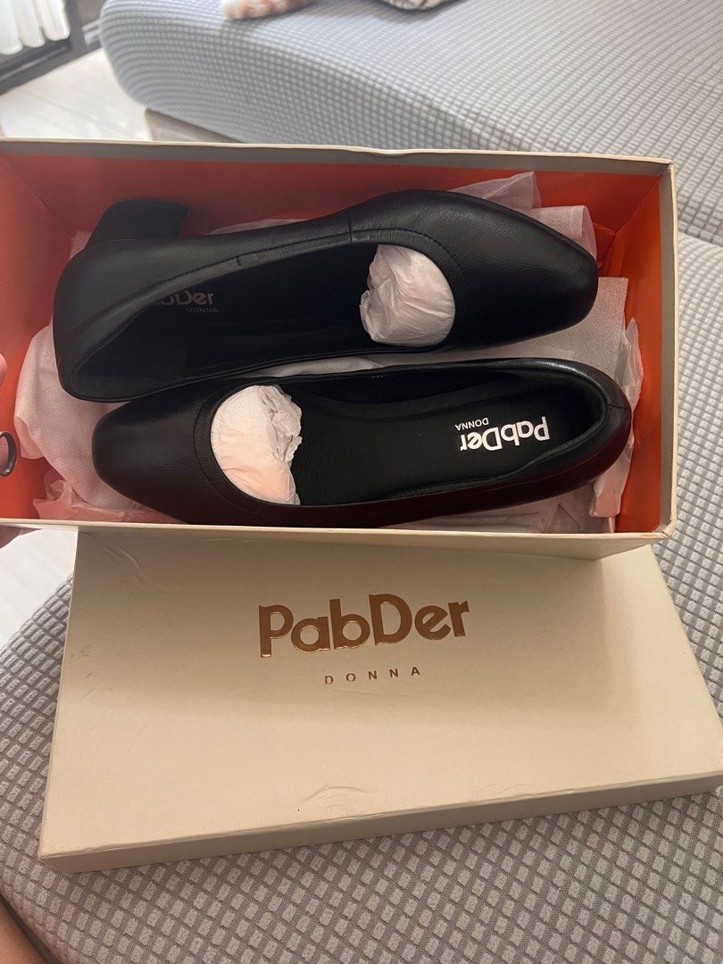 PabDer Donna Black Heels (Category: Flats & Sandals) located in Iloilo. Submitted by geecelcatedral (Listing ID 1398728619, Image 1). Description: - Black PabDer Donna flats - Pristine condition (Used once only) - Size 37 on box - Comes with original box - Classic style - Versatile for various occasions.