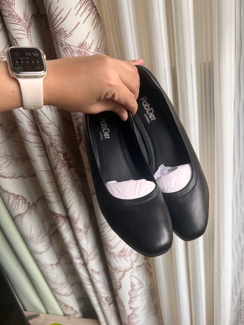PabDer Donna Black Heels (Category: Flats & Sandals) located in Iloilo. Submitted by geecelcatedral (Listing ID 1398728619, Image 2). Description: - Black PabDer Donna flats - Pristine condition (Used once only) - Size 37 on box - Comes with original box - Classic style - Versatile for various occasions.