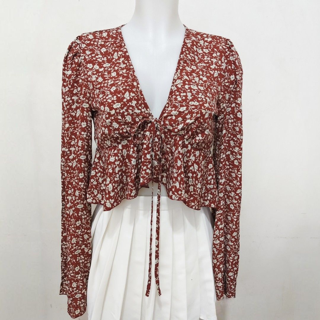SHEIN Floral tie-front crop top (Category: Blouses) located in Manila. Submitted by itseyren (Listing ID 1398850517, Image 1). Description: M.