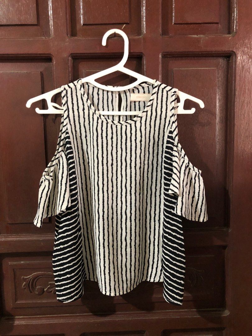 Striped Cold Shoulder Top (Category: Longsleeves) located in Bacoor. Submitted by declutteredbygem (Listing ID 1398704107, Image 1). Description: .