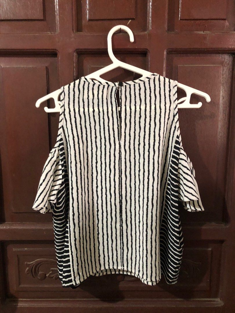 Striped Cold Shoulder Top (Category: Longsleeves) located in Bacoor. Submitted by declutteredbygem (Listing ID 1398704107, Image 3). Description: .