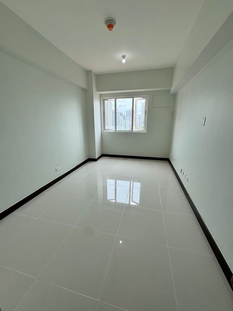Studio Type Unit For Rent/Sale (Category: Apartments & Condos) located in Quezon City. Submitted by webbster070 (Listing ID 1398720777, Image 3). Description: This is a 21.5 sqm studio type unit at 19th floor located at Quantum Residences Buendia, just a walking distance to Cartimar and LRT. Rental Price: 16k Sale Price: 900k to the owner. Remaining monthly bank payment is 16k. Thank you.