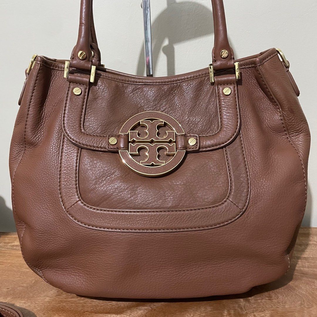 Tory Burch Amanda (Category: Luxury Bags & Wallets) located in General Trias. Submitted by shnqlbio (Listing ID 1398824061, Image 3). Description: Guaranteed orig Minor flaw on last pic not visible .