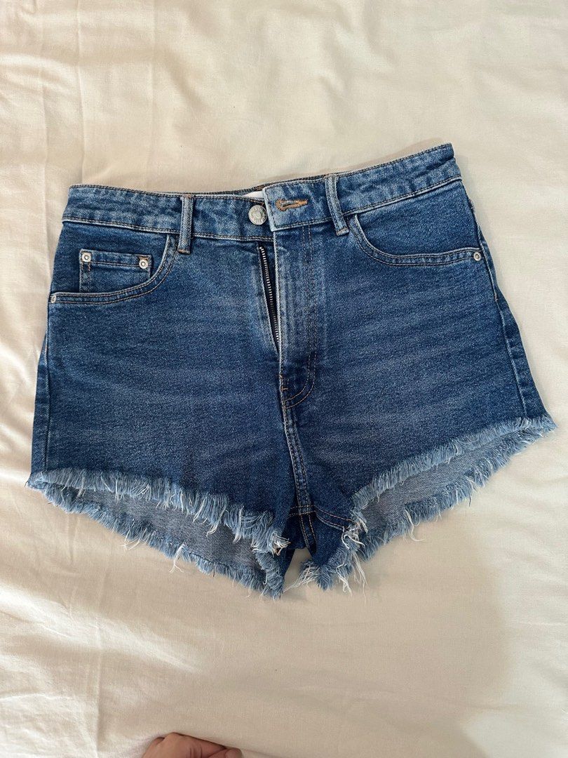 Zara Denim Shorts (Category: Shorts) located in Paranaque City. Submitted by giatorres (Listing ID 1398711816, Image 1). Description: .