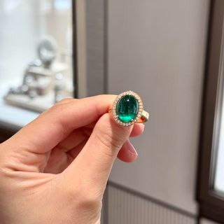 Custom Emerald Oval 18K Gold Diamond Ring | Lab-Grown Gemstone Band | Laboratory-Grown Gem Setting | WTS Master Jewelry Design and Modification | Tsim Sha Tsui Store | WTS 62769039 Local Craftsmanship | In-House Factory64202088446082110
