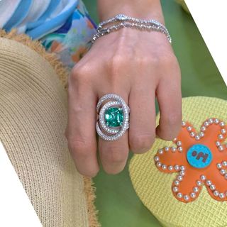 Custom Emerald Oval 18K Gold Diamond Ring | Lab-Grown Gemstone Band | Laboratory-Grown Gem Setting | WTS Master Jewelry Design and Modification | Tsim Sha Tsui Store | WTS 62769039 Local Craftsmanship | In-House Factory64202486046467110