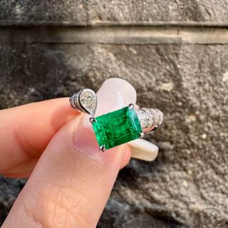 Custom Emerald Cut 18K Gold Diamond Ring | Lab-Grown Gemstone Ring | Laboratory-Grown Gem Setting | WTS Master Jewelry Design & Modification | Tsim Sha Tsui Store | WTS 62769039 Local Craftsmanship | In-House Factory64202485998977110
