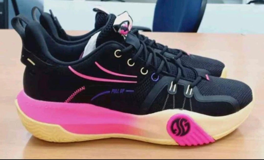 361 Degrees Aaron Gordon Pull Up 3 EUR 43 US 9.5 (Category: Sneakers) located in Pasig City. Submitted by tomden (Listing ID 1398907235, Image 2). Description: - 361 Degrees basketball shoes - Black and pink colorway - Unique design: pink midsole, yellow outsole - Includes original box - Equipped with "Q! Quikfoam Lite" technology.