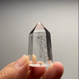 幽靈共生的天然白水晶柱尺寸：4.1×2.1cm.   重：25.3g64195202358787110
