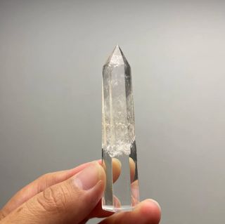 兔毛和晶中晶共生的白水晶柱，有手感尺寸：7.5×1.6cm.重：27.7g64195202315778110