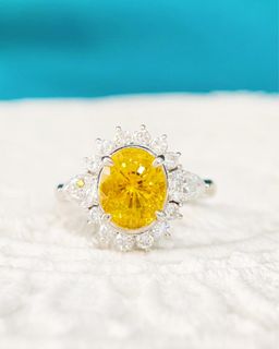 High-quality vintage item đđ! 3.157ct Yellow Sapphire Ring! 0.90ct diamond & PT900, price 19500HKD Simple modern design, large vivid yellow sapphire 3.157ct đ & 0.90ct side diamonds, platinum PT900! Looks great and super sharp when worn, amazing value at only 19500HKD đ64205029515267110