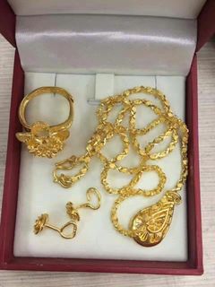 免費上門，現金交收： 黃金首飾 新舊金銀首飾，翡翠玉器，鑽石，金條，玉首飾，戒指，頸鏈，手鐲，耳環，9999金，足金，18k，AU750/PT950,14k，585，等歡迎諮詢64196493725953110