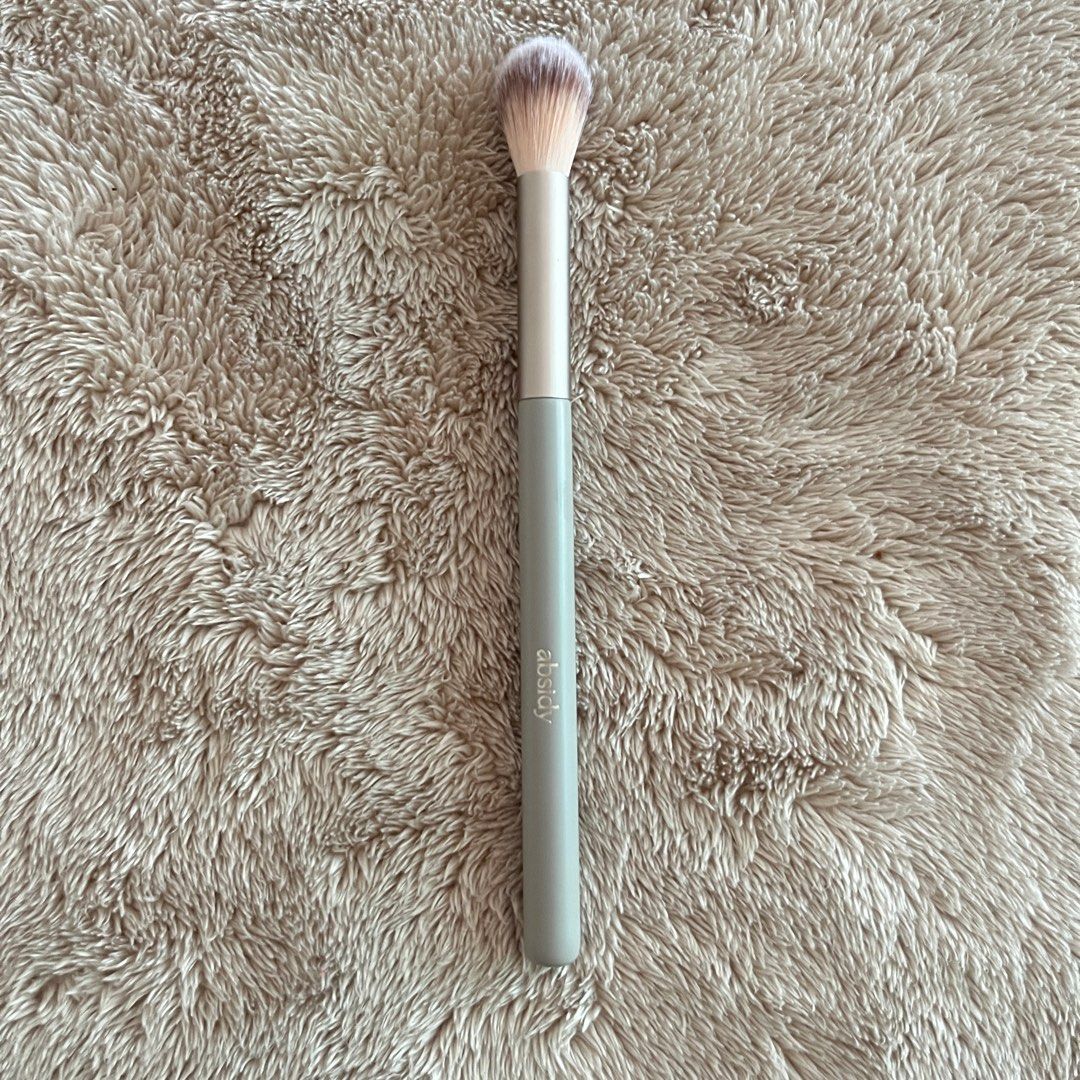 Absidy | Precise setting brush (Category: Makeup) located in San Juan City. Submitted by _ands_ (Listing ID 1399028468, Image 1). Description: - Cleaned and sanitized; ready for use .