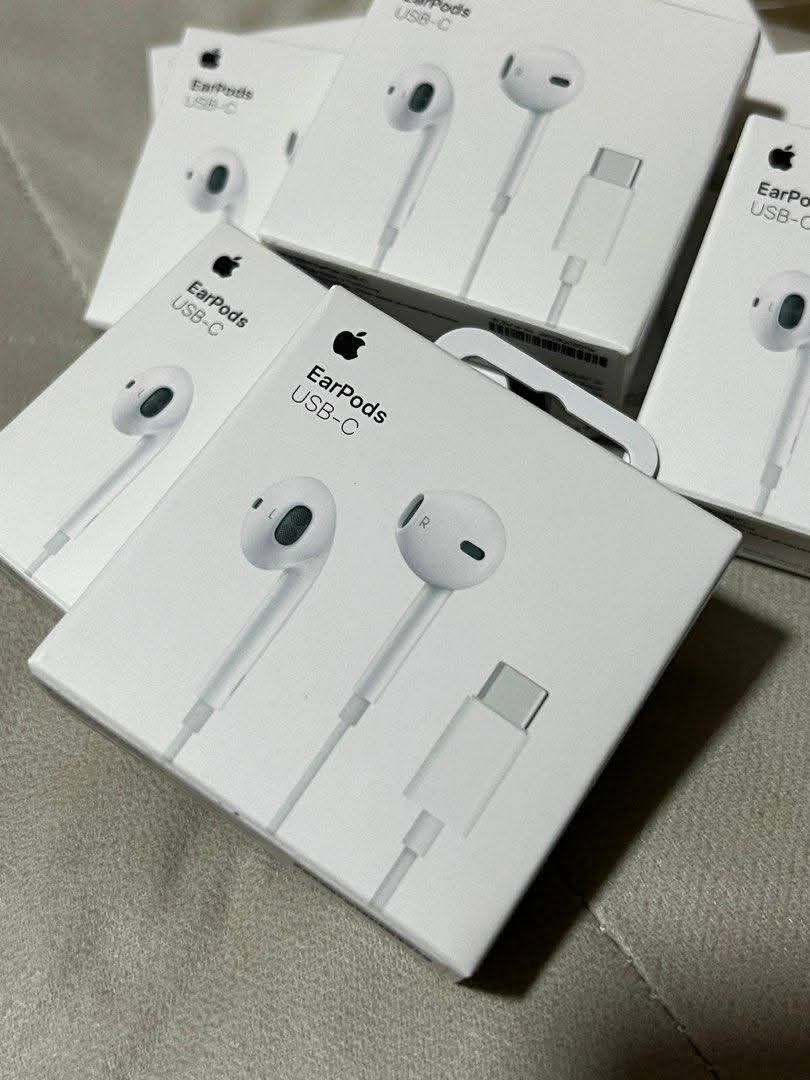 Apple EarPods USB-C (Category: Earphones) located in Cebu City. Submitted by gracemarvin06 (Listing ID 1398908664, Image 1). Description: - Genuine Apple EarPods with USB-C connector - Comes in original packaging - Includes earphones and box - Perfect for music and calls - White color - Ready to use.