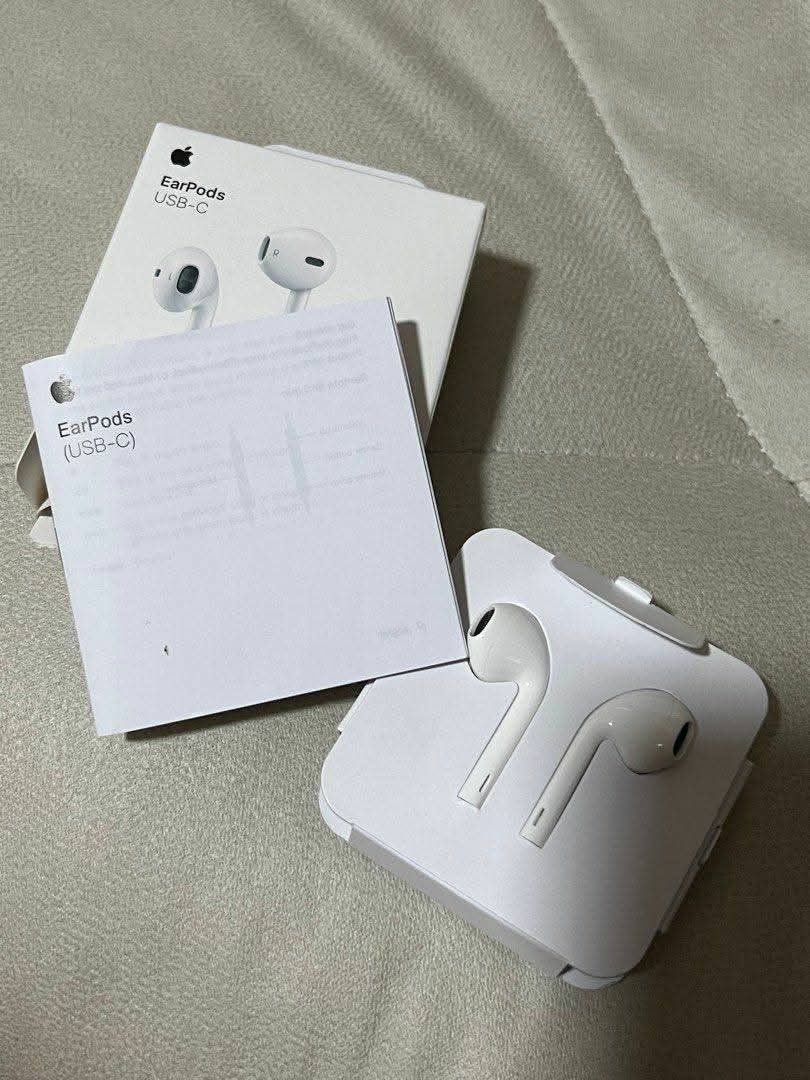 Apple EarPods USB-C (Category: Earphones) located in Cebu City. Submitted by gracemarvin06 (Listing ID 1398908664, Image 3). Description: - Genuine Apple EarPods with USB-C connector - Comes in original packaging - Includes earphones and box - Perfect for music and calls - White color - Ready to use.