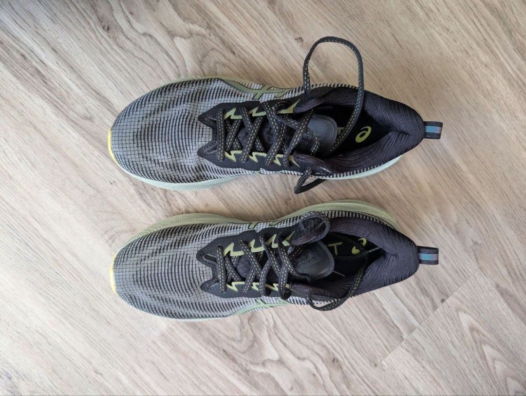 ASICS Novablast 3 LE - Black/Glow Yellow Running (Category: Sneakers) located in Singapore. Submitted by _vgrt (Listing ID 1398943197, Image 3). Description: US8 (EU 41.5) Worn once Little signs of use. Scuff from walking pad edge Upper in great condition LE Nexkin mesh upper: Improves airflow to help your feet keep cool Heel stabilizer: Helps support the foot and create more balanced stride Gusseted tongue wing fit system: Improves the midfoot f