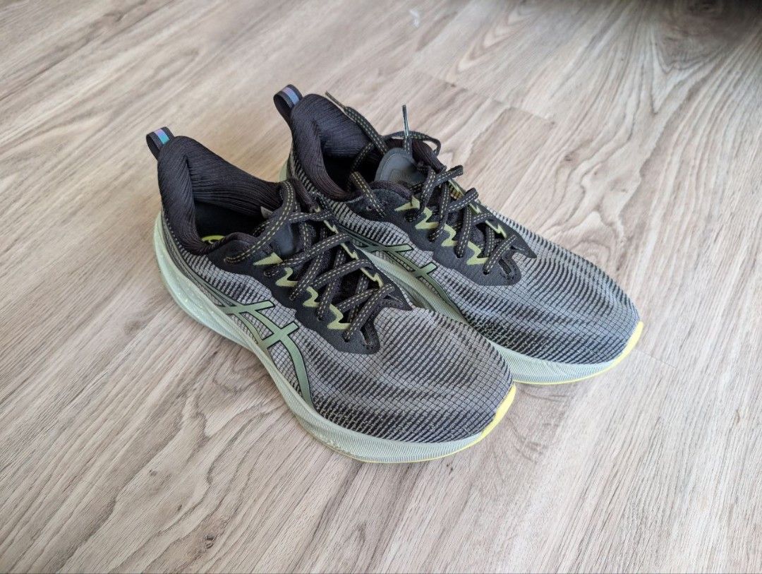 ASICS Novablast 3 LE - Black/Glow Yellow Running (Category: Sneakers) located in Singapore. Submitted by _vgrt (Listing ID 1398943197, Image 1). Description: US8 (EU 41.5) Worn once Little signs of use. Scuff from walking pad edge Upper in great condition LE Nexkin mesh upper: Improves airflow to help your feet keep cool Heel stabilizer: Helps support the foot and create more balanced stride Gusseted tongue wing fit system: Improves the midfoot f