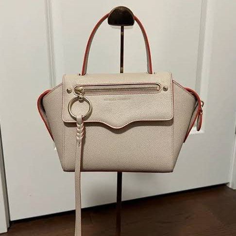 (Authentic) Rebecca Minkoff Satchell Handbag (Category: Luxury Bags & Wallets) located in Manila. Submitted by hilligna (Listing ID 1399003411, Image 1). Description: Authentic Rebecca Minkoff Gabby Satchell😍 Latest 2025 Hand Bag super gandang leather hand bag ng Rebecca Minkoff! Bought in US for $320.90 Selling it for 3500 only Negotiable for sure buyer Super Brandnew Condition Leather Material with Gold Note: This is 100% Genuine Leather Used 