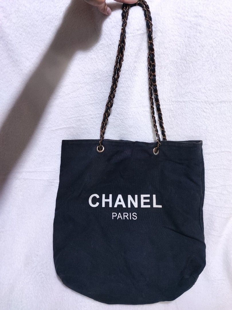 Chanel vip gift tote (Category: Luxury Bags & Wallets) located in Baguio. Submitted by jayrgijc52758 (Listing ID 1398985201, Image 1). Description: Chanel vip gift tote Tarnished hadware Near large 700.