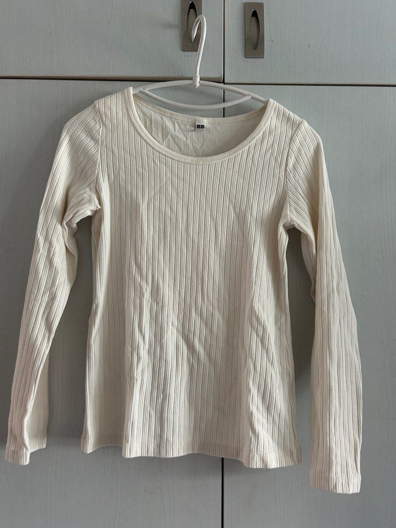 Clothes Bundle (Category: Longsleeves) located in Singapore. Submitted by ___sellingprelovedthings___ (Listing ID 1398967878, Image 1). Description: worn previously but i dont reach out for them anymore , pls help me clear! 1pc -> $8 3pcs(all) ->$15 my prices are stated above, no negos :).