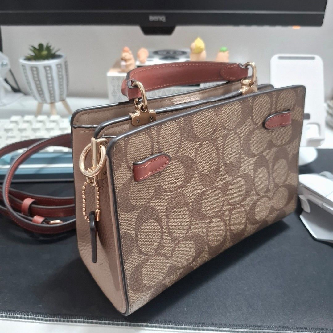 Coach mini late top handle (Category: Luxury Bags & Wallets) located in Pinamalayan. Submitted by chay0921 (Listing ID 1398949146, Image 2). Description: .