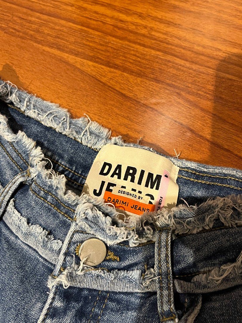 Flared Jeans (Category: Jeans) located in Paranaque City. Submitted by fonzgup (Listing ID 1398905291, Image 3). Description: Has a frayed leg opening design These are blue (check last photo for a more accurate look of the color) Flared jeans Length 42.5 Waist 27 (slightly stretchable fabric).