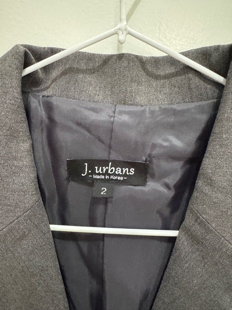 Gray Crop Blazer (Category: Coats, Jackets and Outerwear) located in Batangas. Submitted by z.declutter (Listing ID 1398885942, Image 2). Description: Padded Shoulder.
