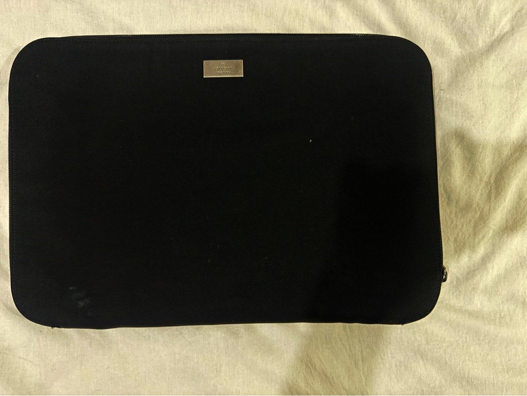 Gucci Laptop Bag (Category: Laptop Bags & Sleeves) located in Manila. Submitted by homerun71 (Listing ID 1399006840, Image 1). Description: Gucci laptop bag 13-15 inch laptop With pen and card pocket With dust bag Bought in Japan preloved luxury bag store ecoringph in Yuchengco tower BGC.
